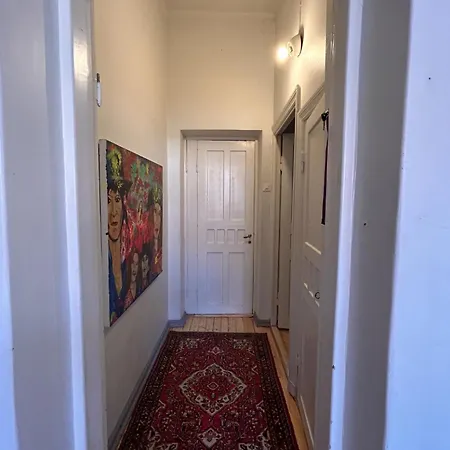 Art Gallery With Own Entrance At The Centre Of