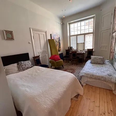 Kwatera prywatna Art Gallery With Own Entrance At The Centre Of *