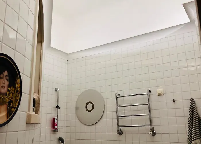 Art Gallery With Own Entrance At The Centre Of *