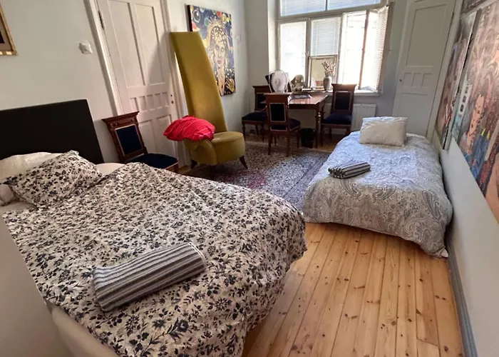 Art Gallery With Own Entrance At The Centre Of