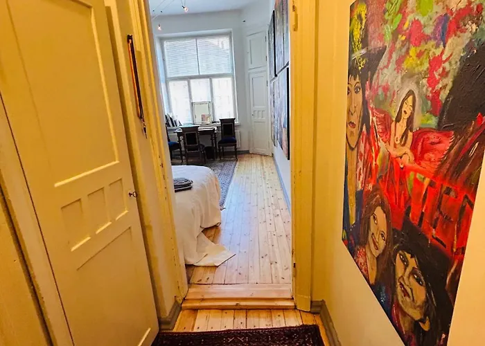 Art Gallery With Own Entrance At The Centre Of Helsínquia