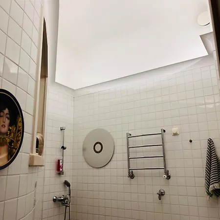 Art Gallery With Own Entrance At The Centre Of *