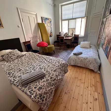 Art Gallery With Own Entrance At The Centre Of